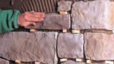 Utiliser des pièces d’angle si nécessaire. Commencer la pose par les angles, du bas vers le haut en alternant le côté court et le côté long.