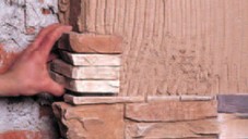 Utiliser des pièces d’angle si nécessaire. Commencer la pose par les angles, du bas vers le haut en alternant le côté court et le côté long.