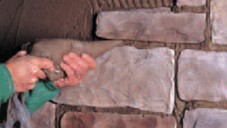 En tenant compte des joints. Remplir les joints à l’aide d’un mortier ECOJOINT en utilisant une poche à joints.